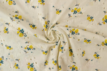Bestickter Baumwollstoff mit feinen Blumen 