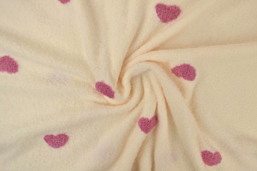 Bestickter Teddy-Stoff mit Herzen 