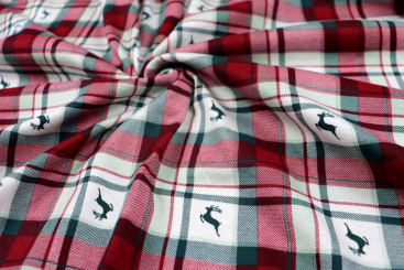 Jerseystoff mit Hirschen und Karos 