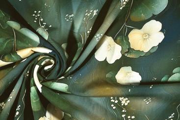 Viskosestoff mit nostalgischen Blüten 