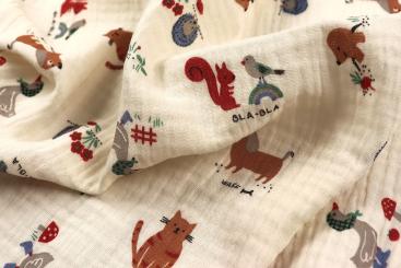 Musselin-Stoff mit lustigen Tieren 