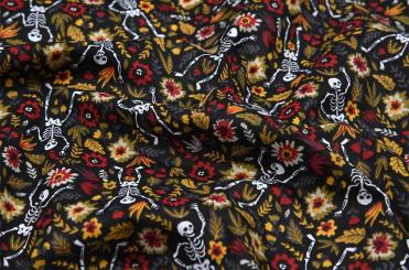 Baumwollstoff - Skelett unter Blumen 