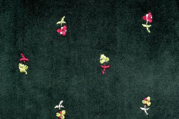 Bestickter Samtstoff mit Blümchen 