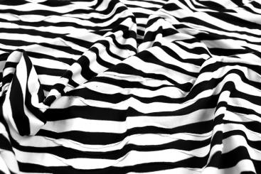 Strukturierter Jerseystoff mit welligen Streifen 