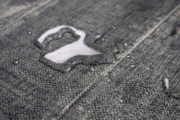 Anti-Rutsch-Stoff mit dunkelem Holz 