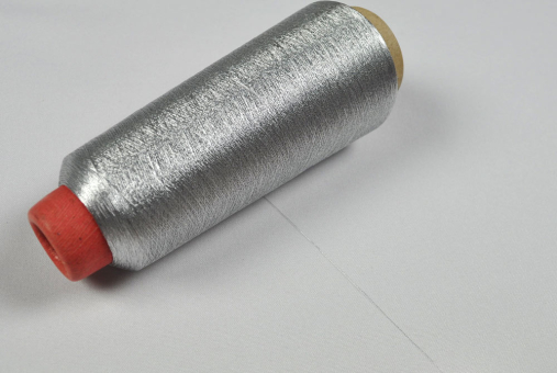 Nähgarn Overlock - Metallic-Look - 2700 Meter - Silber 