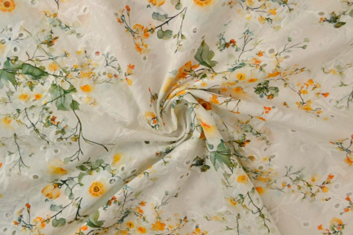 Bestickter Baumwollstoff mit Blumenwiese 