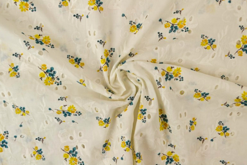 Bestickter Baumwollstoff mit feinen Blumen 