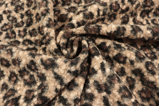 Bouclé mit Leomuster 