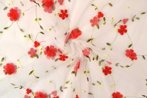 Mesh mit Blumen-Stickerei 