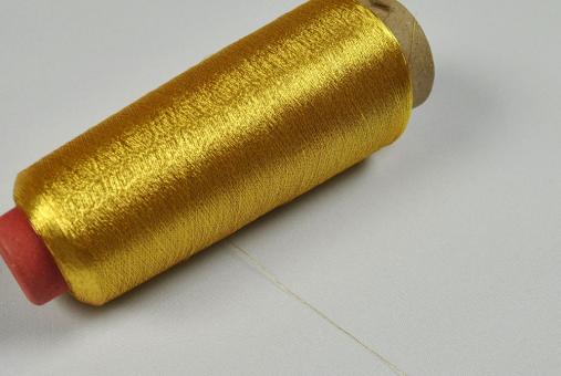 Nähgarn Overlock - Metallic-Look - 2700 Meter - Gold 