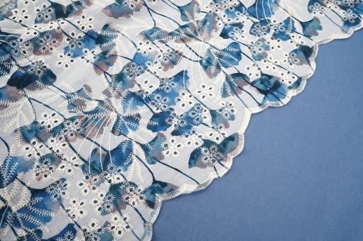 Bekleidungsstoff bestickt - Blauer Mohn 