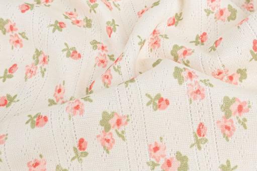 Jersey-Stoff mit Ajour-Blümchen 