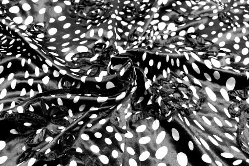 Satin-Stoff mit gestickten Blumen 