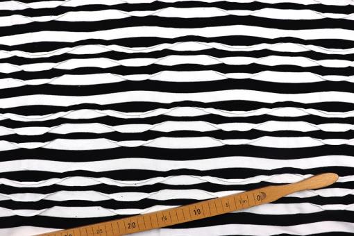 Strukturierter Jerseystoff mit welligen Streifen 