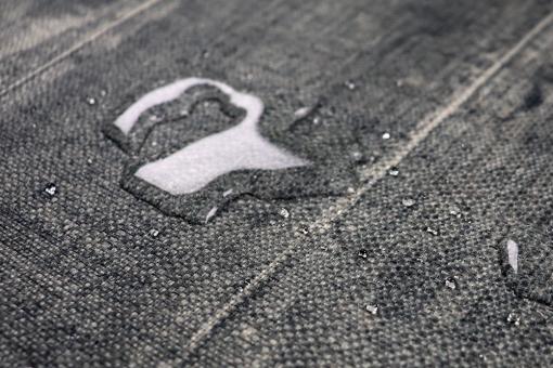 Anti-Rutsch-Stoff mit dunkelem Holz 