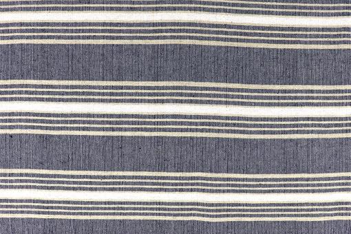Baumwollstoff mit dunkelen Webstreifen 