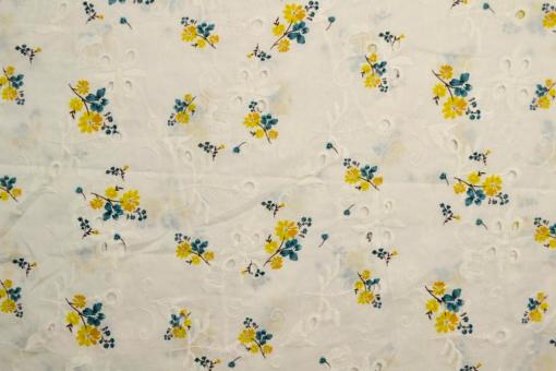 Bestickter Baumwollstoff mit feinen Blumen 