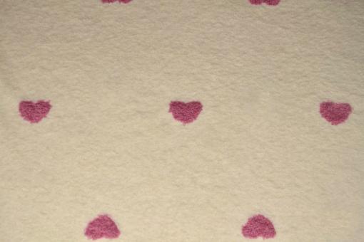 Bestickter Teddy-Stoff mit Herzen 
