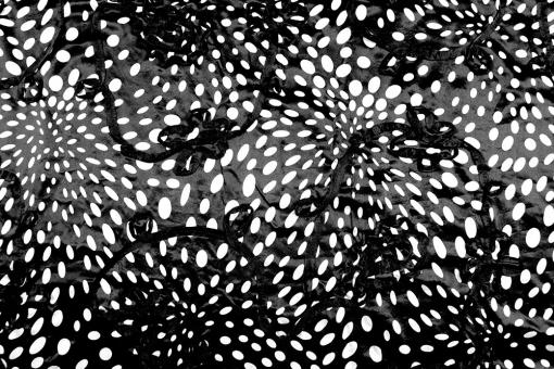 Satin-Stoff mit gestickten Blumen 