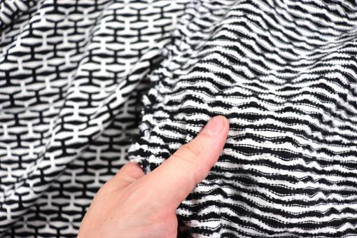 Strickstoff mit modernem Muster 