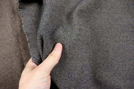 Elastischer Hosenstoff mit braunen Punkten 