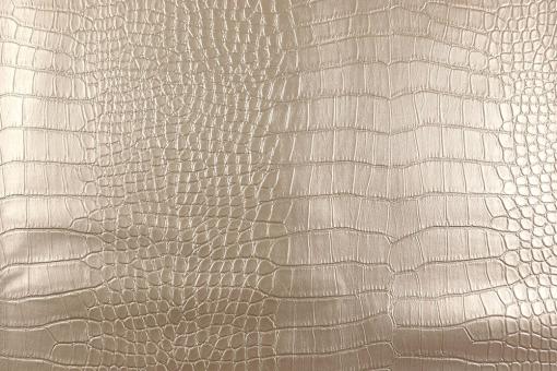 Lederimitat mit glänzender Krokoprägung 