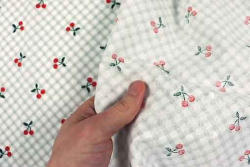 Karierter Baumwollstoff mit Kirschen 