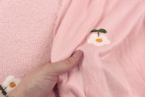 Bestickter Teddy-Stoff mit Blumen 