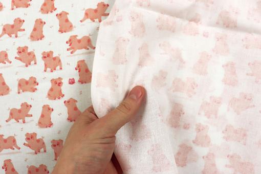 Baumwollstoff mit rosa Schweinchen 