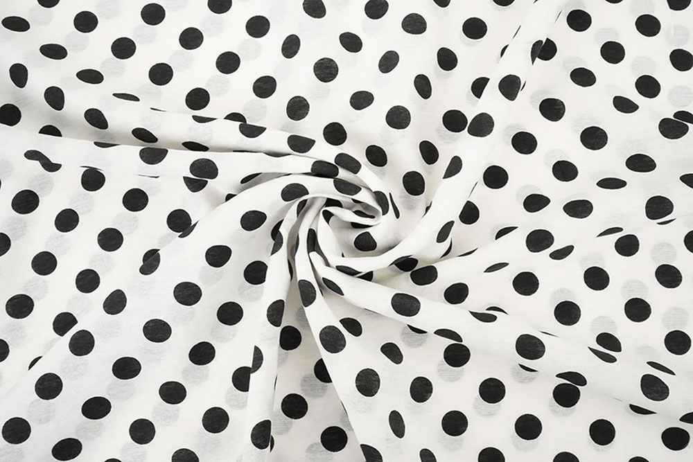 Gewaschener Viskosestoff mit Polka Dots 